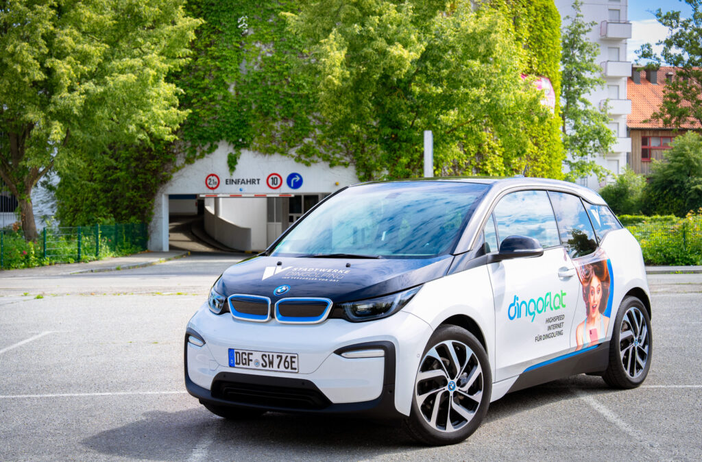Stadtwerke Auto foliert mit Logo auf der Motorhaube und dingoflat Werbung seitlich