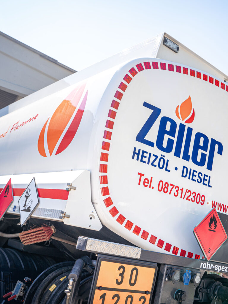 Nahaufnahme eines Heizöl-Lasters der Firma Zeiler