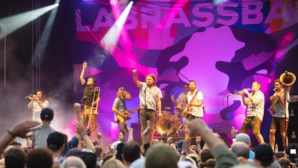 LaBrassBanda beim Dingfest am performen auf der Bühne