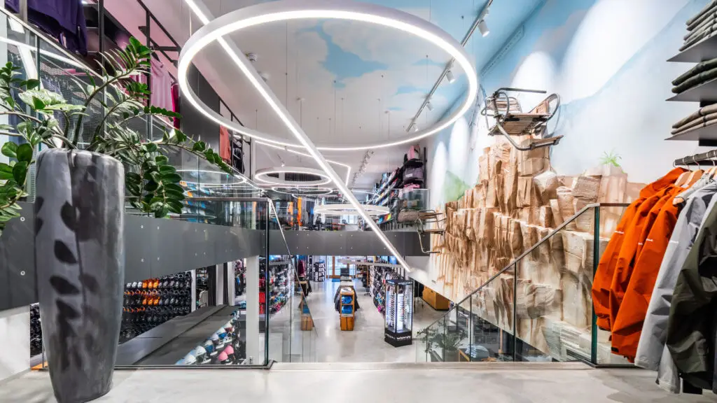 Sicht von der Treppe im Obergeschoss nach unten