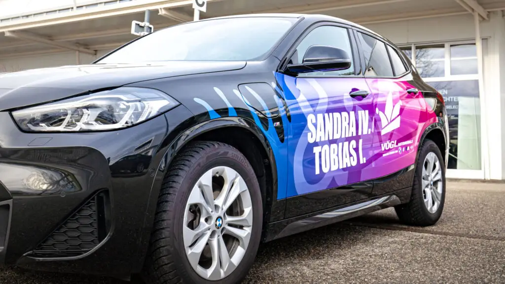 Gestaltung der Fahrzeugbeschriftung des Prinzenpaar Autos, gesponsort von Vögl Auomobile